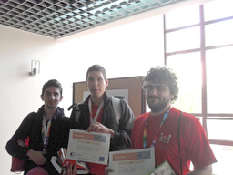Da esquerda para a direita, David Serrano, Diogo Serra e Diogo Sousa, a exibirem os prémios e certificados para o terceiro lugar nas MIUP'11